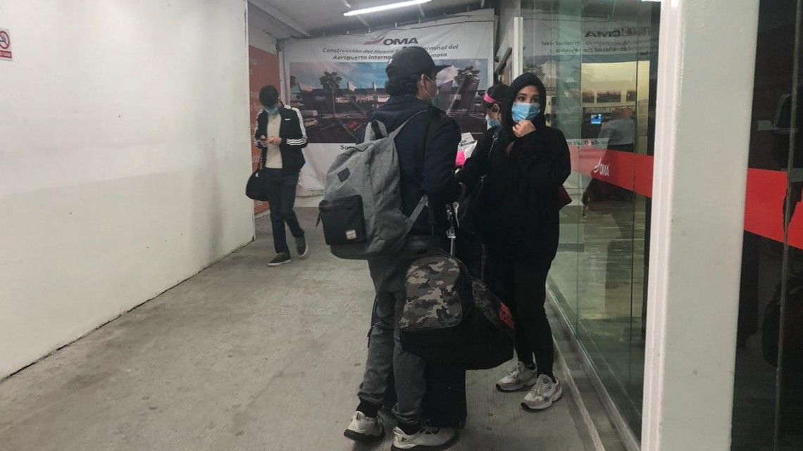 Pasajeros niegan protocolo especial ante COVID-19 en aeropuerto