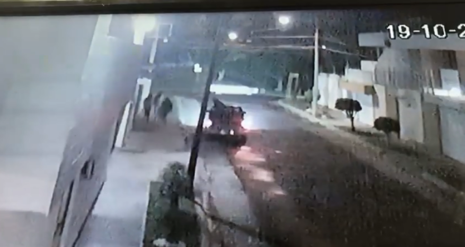 Chicas escapan de sujetos en camioneta