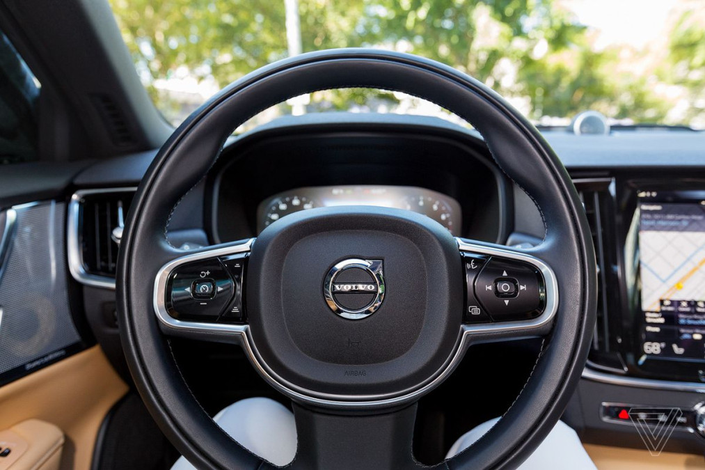 Volvo limitará velocidad de sus vehículos a 180 km/h 