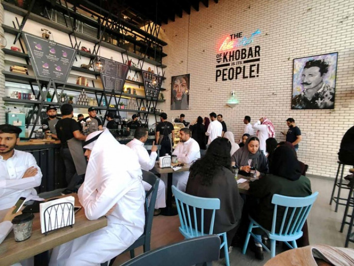 Termina segregación por sexo en restaurantes de Arabia Saudita