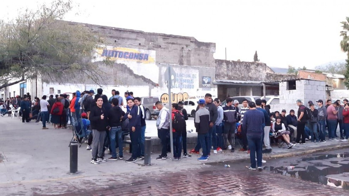 Jóvenes sitian la Presidencia en Victoria 