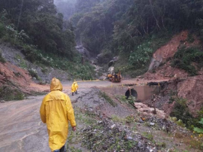 6 sepultados tras derrumbe de cerro en Oaxaca