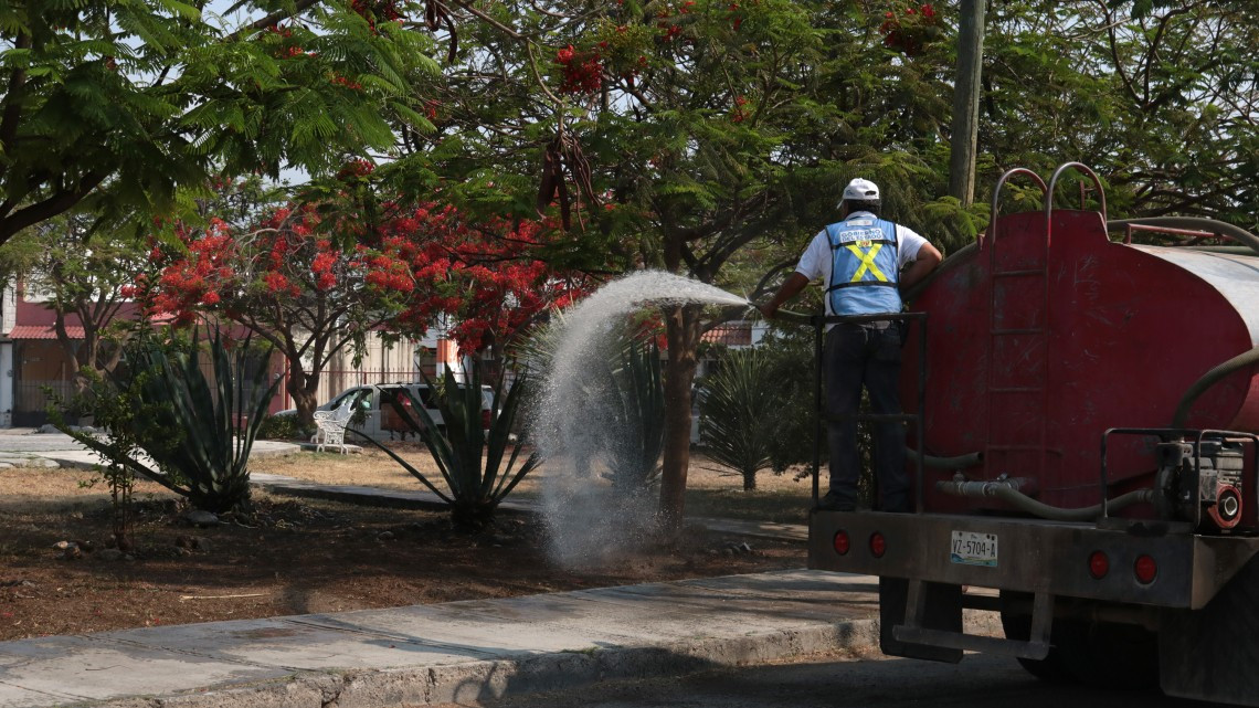 Aprovechan agua tratada en Ciudad Victoria regando plazas públicas, áreas verdes y parques