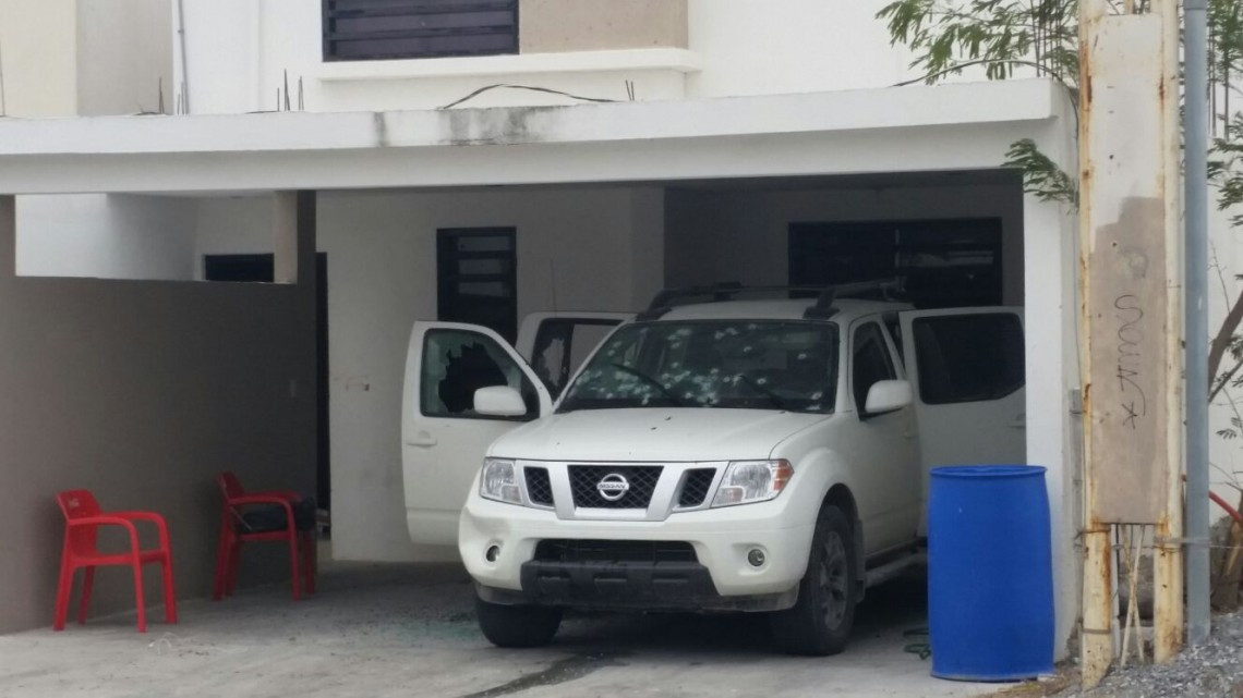 Aseguran vehículo con impactos de bala