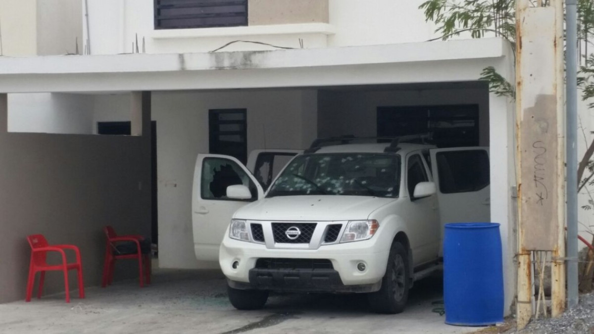 Aseguran vehículo con impactos de bala