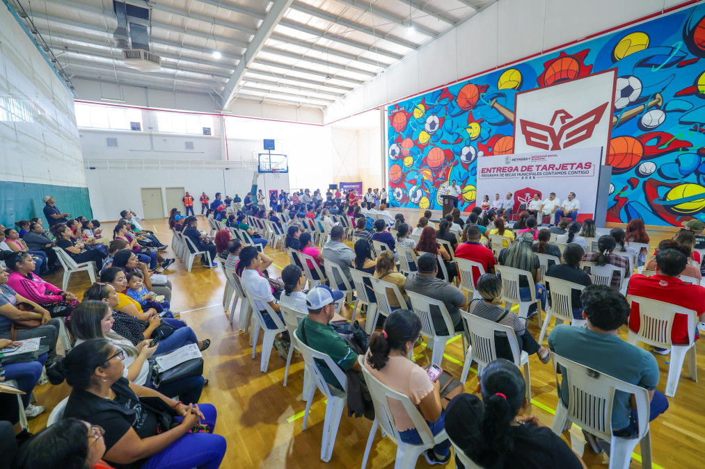 Destacó Carlos Peña Ortiz apoyo de las familias a niños y jóvenes al entregar Becas Deportivas