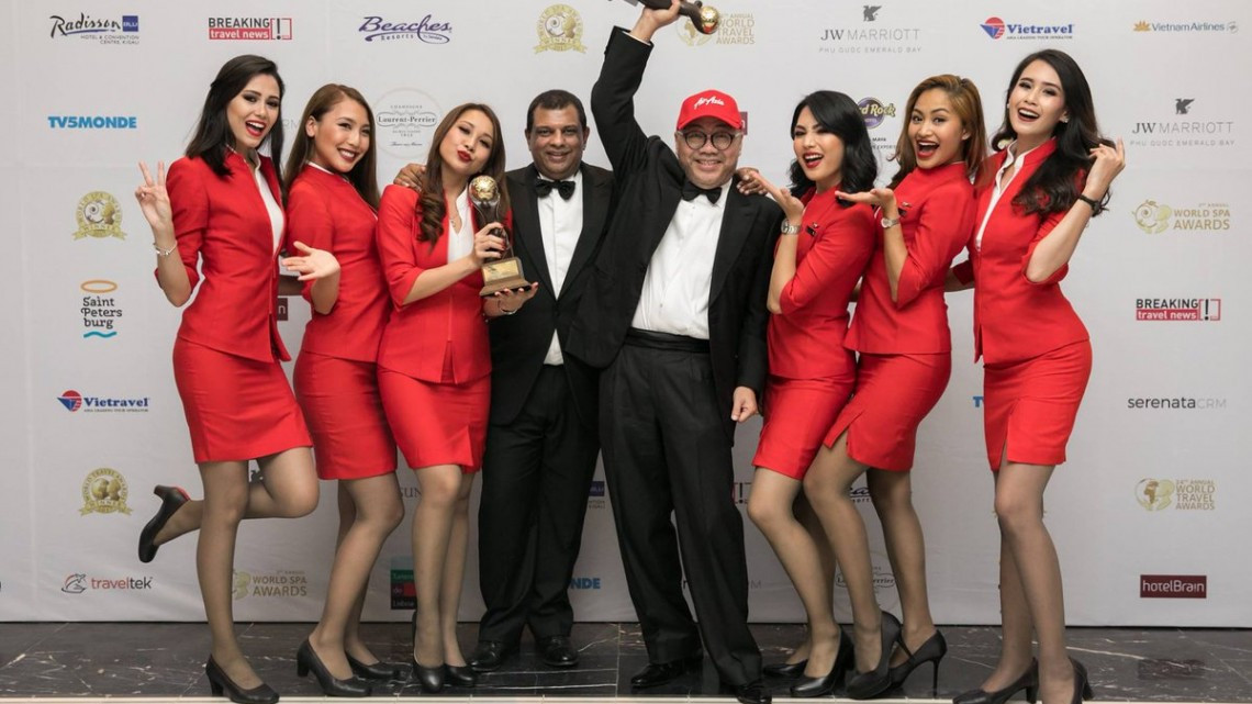 Aerolínea es acusada de vestir de forma provocativa a sus azafatas