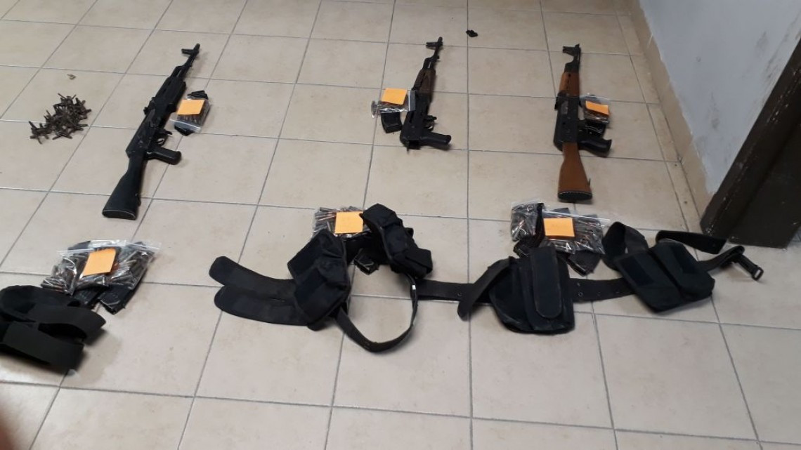 Detienen a tres hombres por portación de armas de alto calibre
