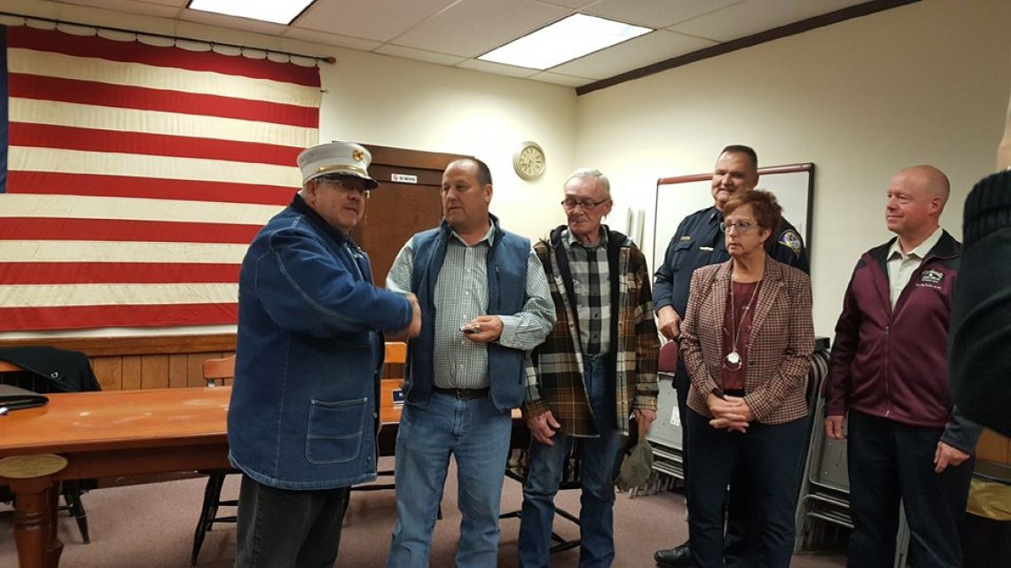 Hombre se convierte en héroe al salvar a conductor dentro de auto en llamas