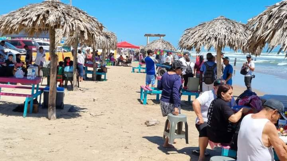 Buena afluencia de vacacionistas en la Playa Bagdad de Matamoros