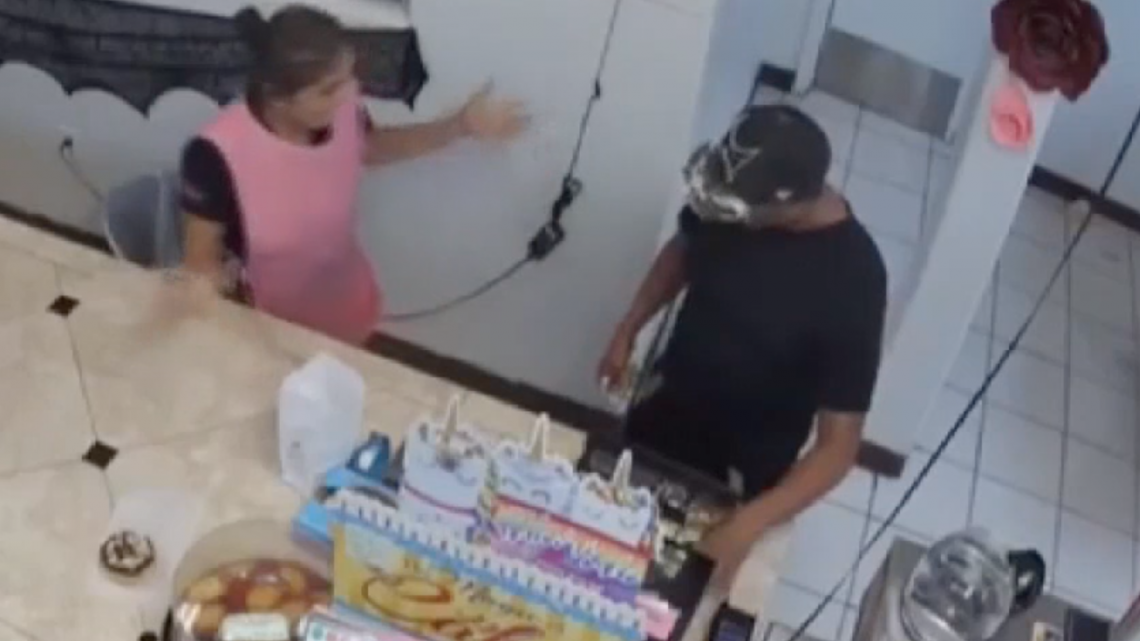 Armado con un cuchillo, delincuente entró a robar a una panadería en Elsa 