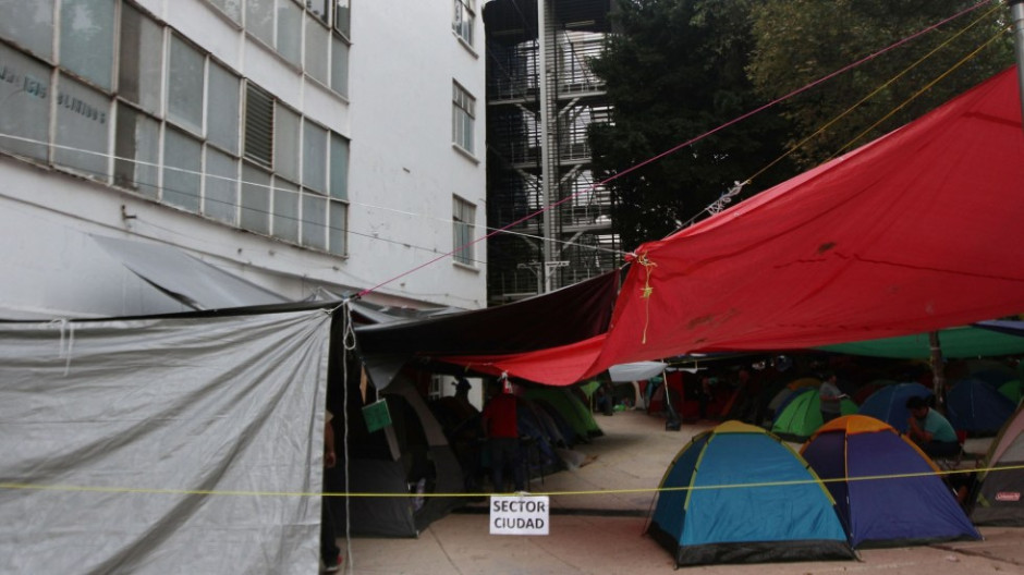 Permanece CNTE en plantón afuera del Senado de la República