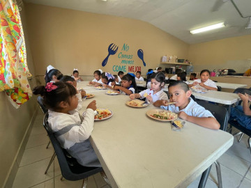 Inicia programa desayunos escolares en 77 escuelas