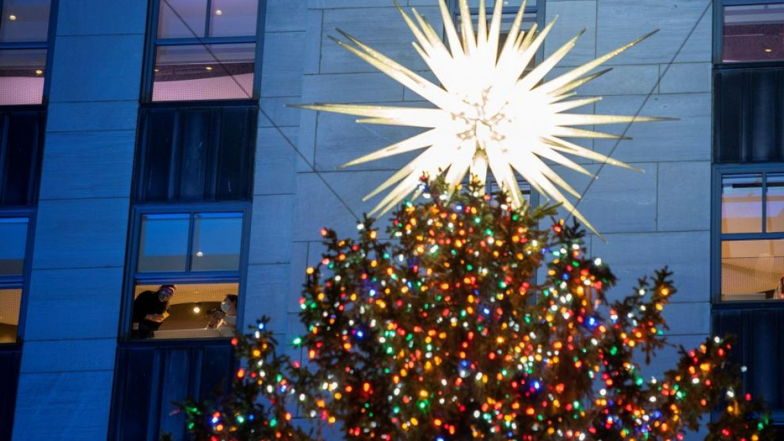 ¡Llegó la navidad! Encienden luces del tradicional árbol del Rockefeller
