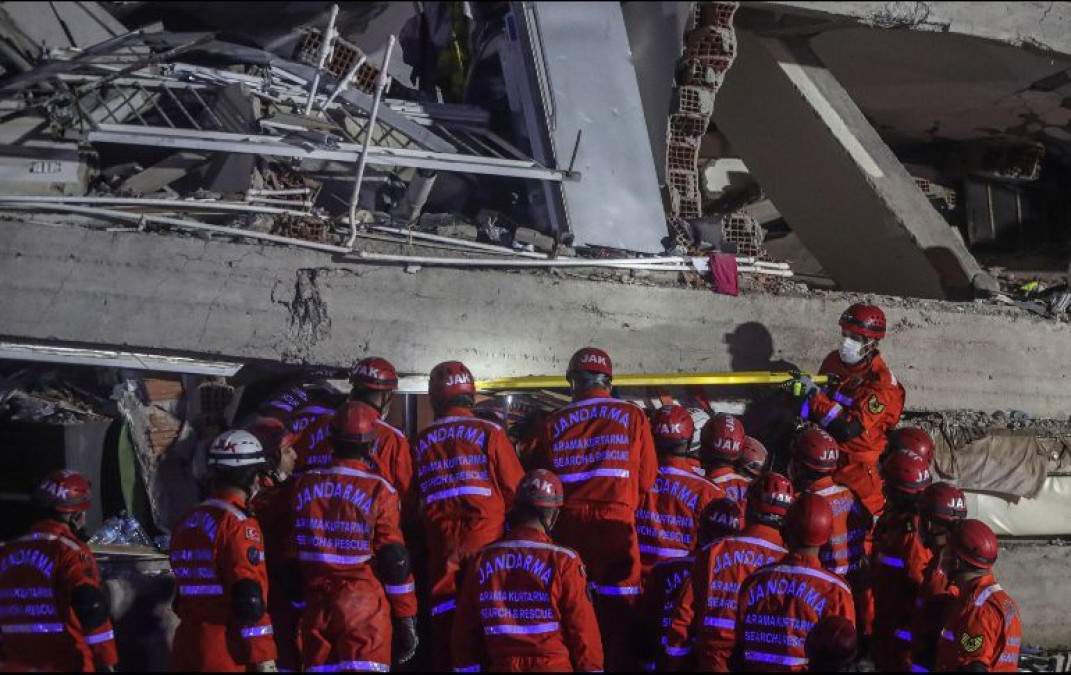 Se eleva a 27 los muertos por sismo en Turquía y Grecia