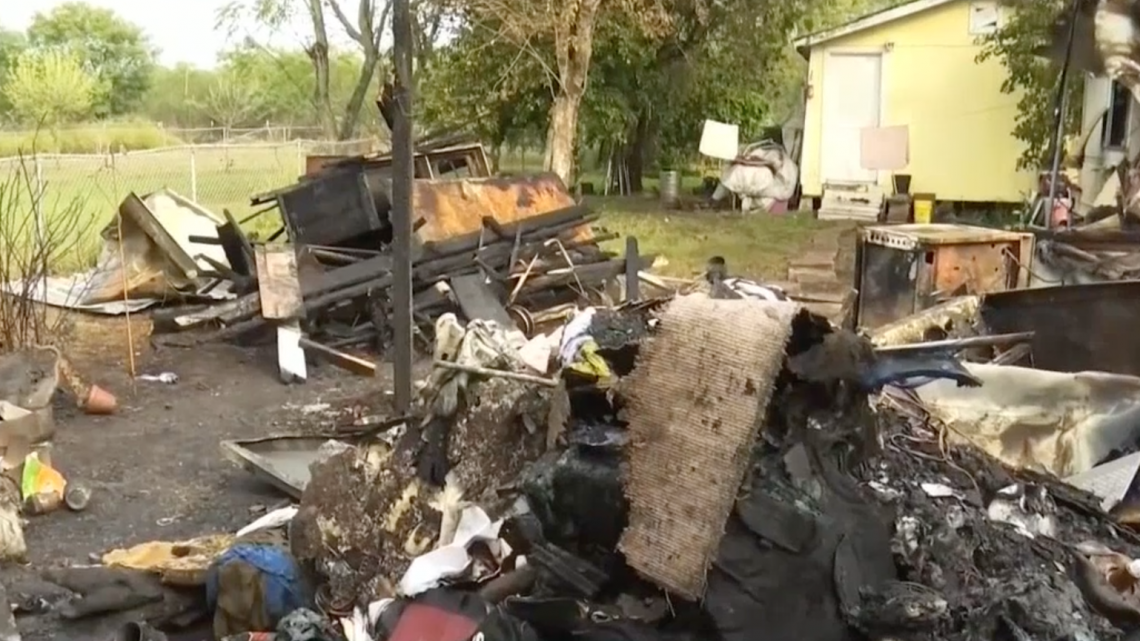 Incendio deja sin hogar a una familia de Los Fresnos