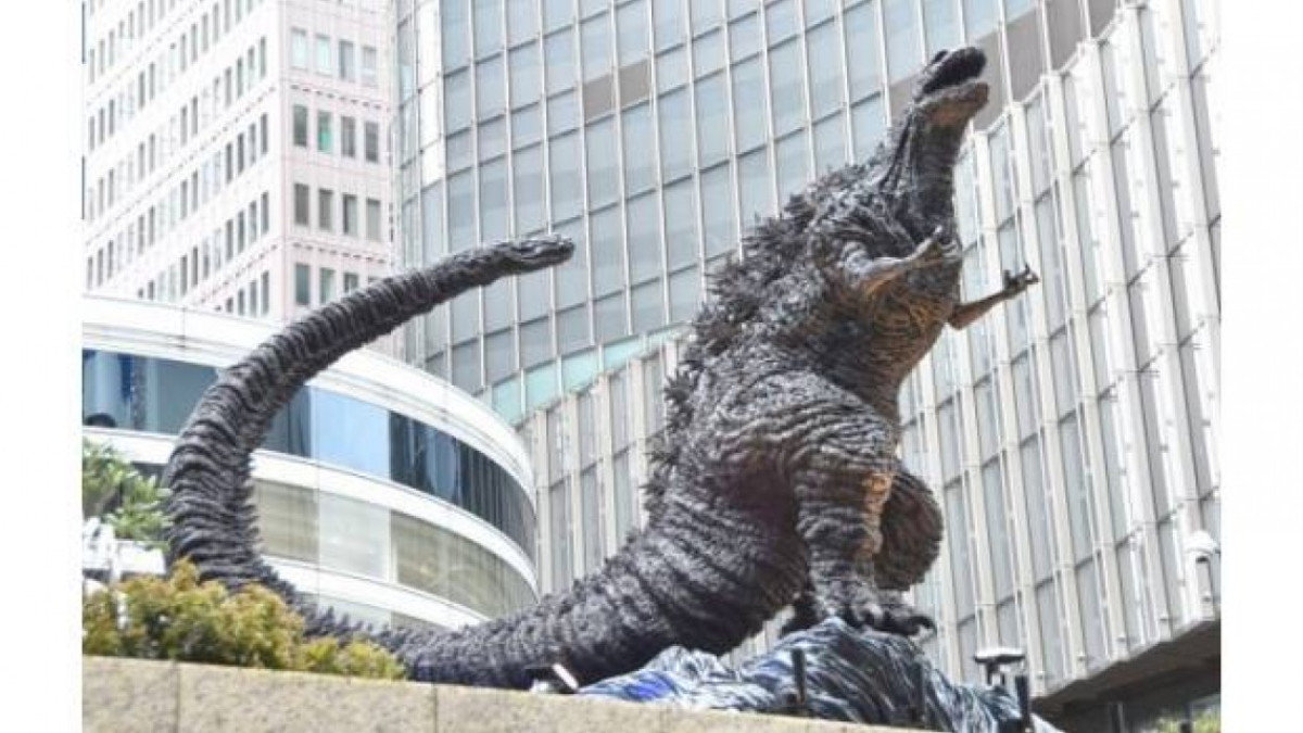 Colocan estatua de Godzilla en Japón