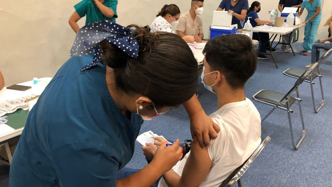 Enfermeras y enfermeros de Nuevo Laredo realizan ardua labor en la vacunación contra Covid-19