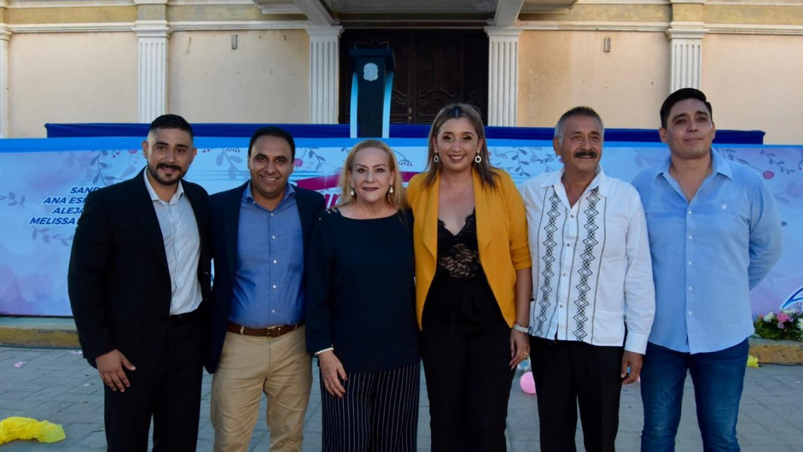 Festeja Alma Laura Amparán a quinceañeras en el sector Miramar