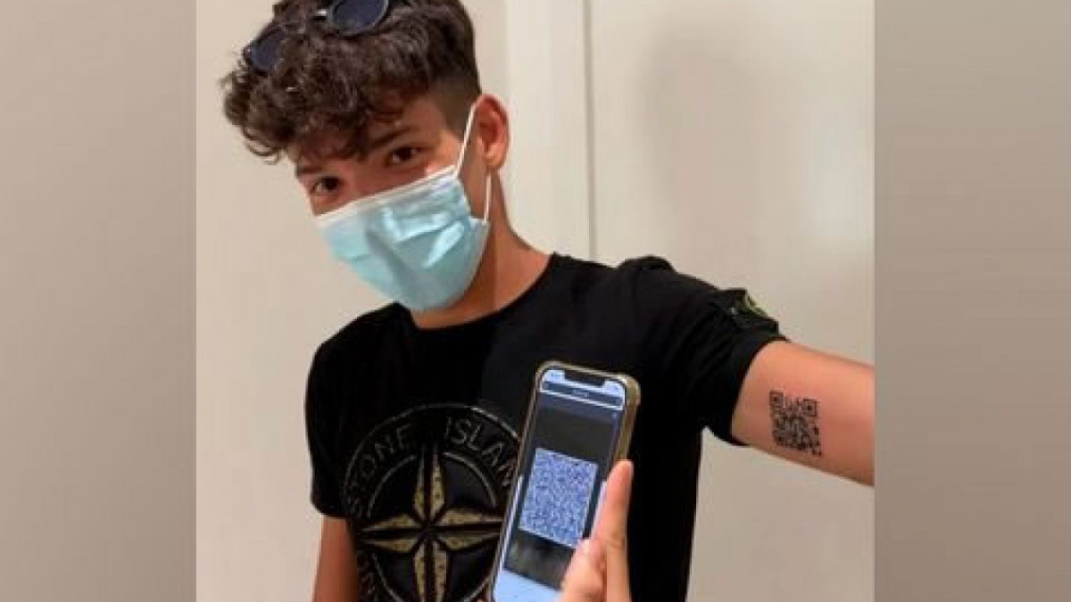 Joven se tatúa el código QR de su certificado de vacunación contra COVID-19