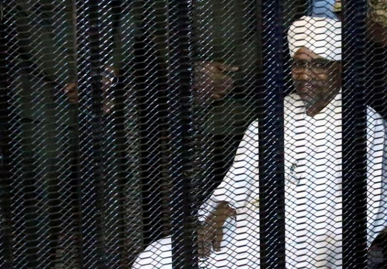 Omar al Bashir es condenado a dos años por corrupción 