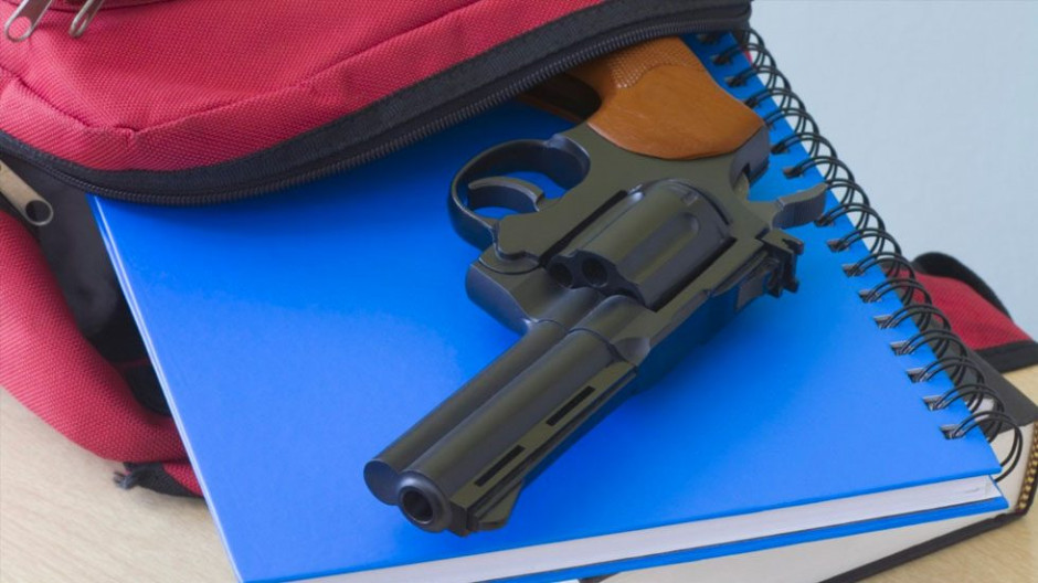 Alumno amenaza e ex novia con arma en su escuela