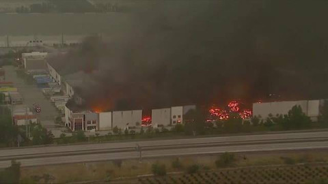 Se incendia centro de distribución de Amazon en California
