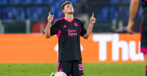 Santi Giménez marca doblete en Europa League