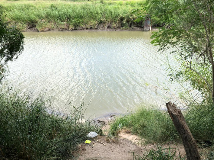 Cruzan 17 migrantes el río Bravo y son capturados por agentes de migración