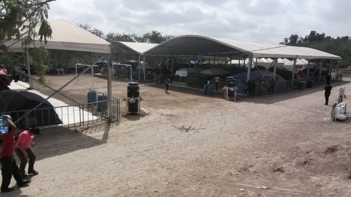 Se suman 800 mexicanos a campamento migrante, la cifra aumenta a 2800