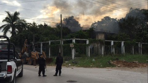 Incendio en casa abandonada, pone en riesgo viviendas aledañas