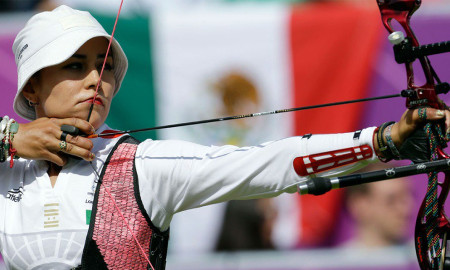  Aída Román avanza a tercera ronda en Mundial de arquería