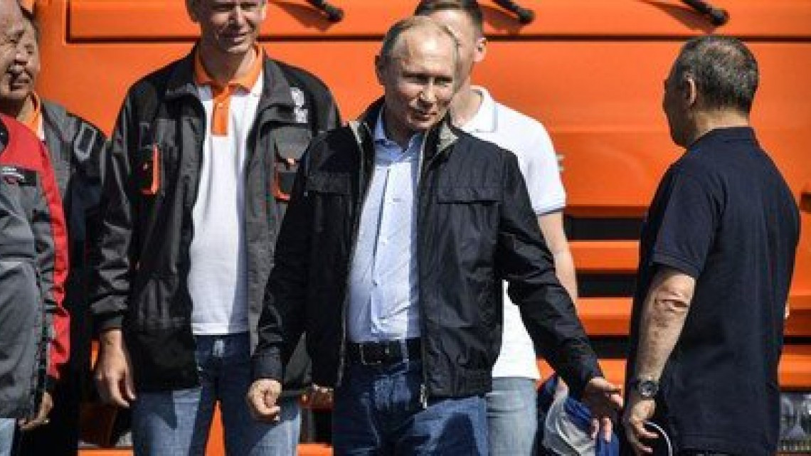 Inaugura Putin puente que une Crimea con Rusia 