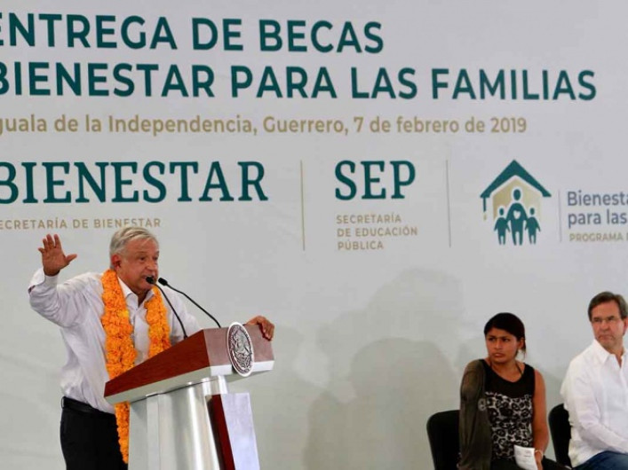 Busca gobierno otorgar 13 millones de becas a estudiantes