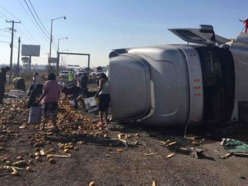 Pobladores roban contenido de tráiler tras volcadura
