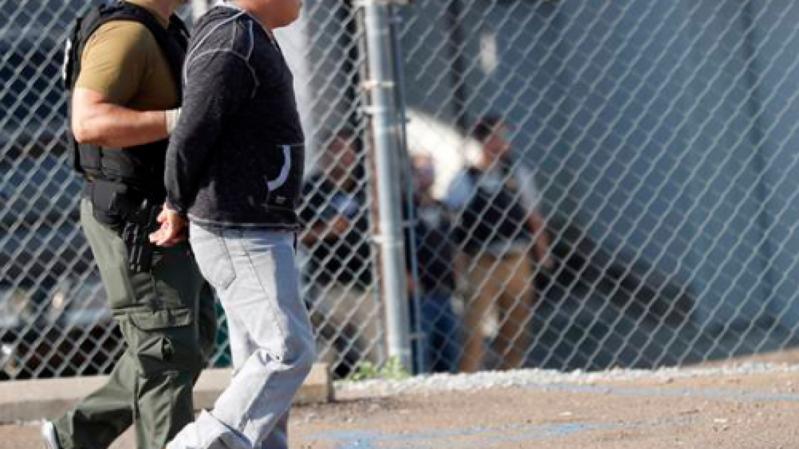 Redadas en plantas de Mississippi dejan 680 detenidos