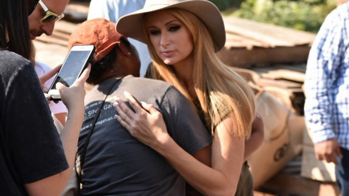Paris Hilton visita damnificados en Xochimilco