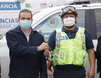 Entrega Rivas ambulancias y camioneta nuevas a PCyB