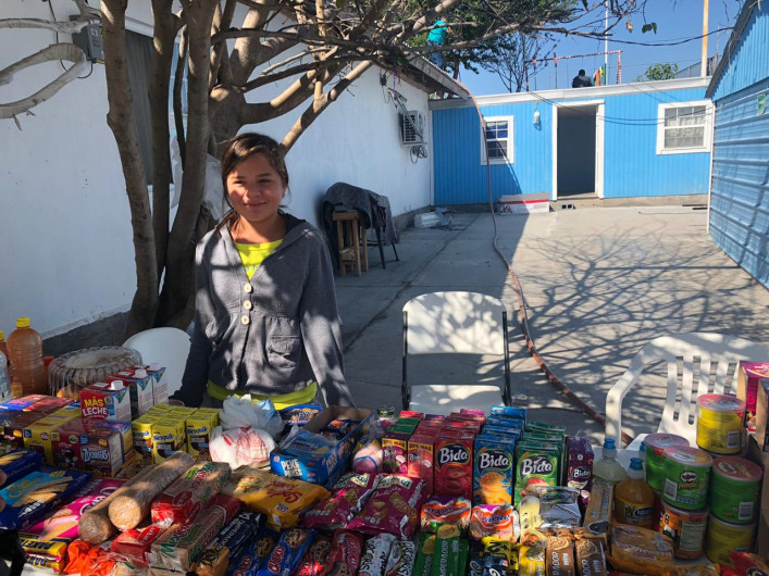 Niña migrante emprende pequeño negocio en albergue