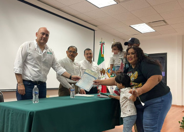 Reciben menores acta de doble nacionalidad en Reynosa