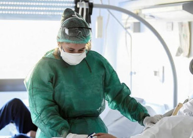 España suma 18 mil 56 muertos por COVID-19