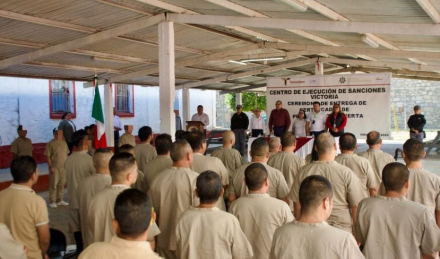 Impulsa SET reintegración con entrega de certificados de preparatoria a internos de los CEDES