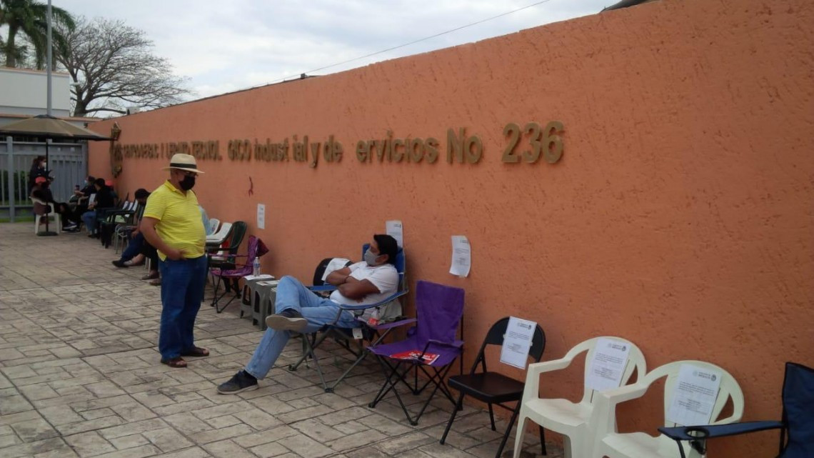 Pese a recomendaciones inician filas para vacunación 