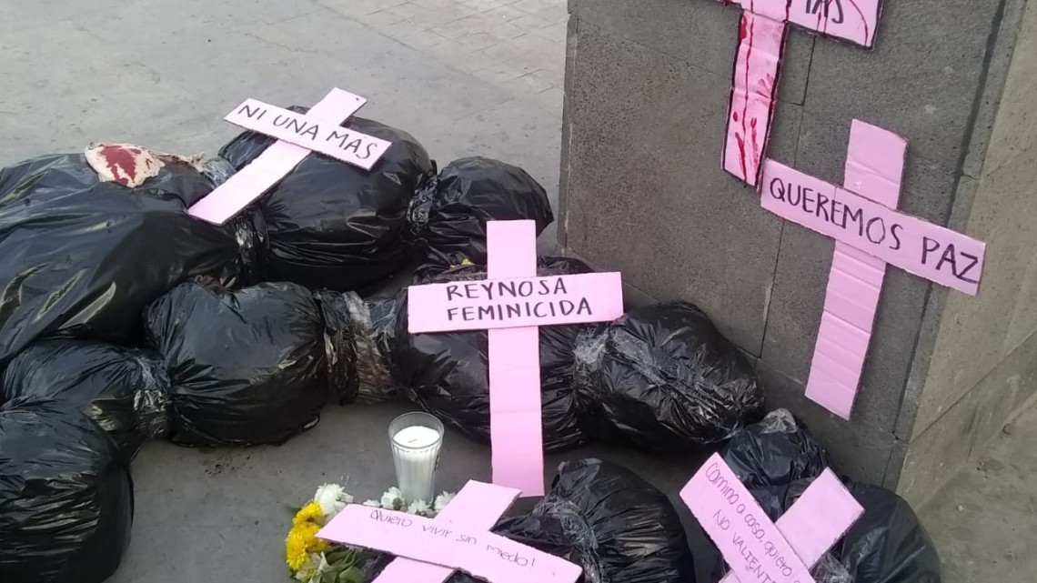 Feministas presentan "Las Embolsadas" en la Plaza Principal.