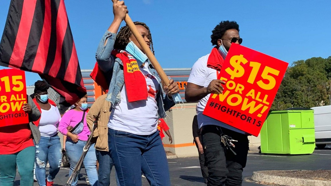 Empleados de McDonald’s van a huelga por agresión sexual en restaurantes