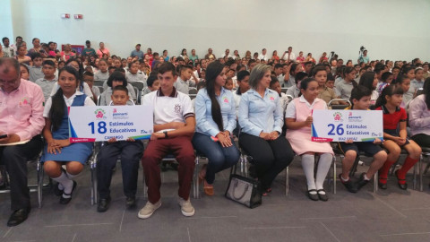 Entregan becas PANNARTI a niños de 8 municipios