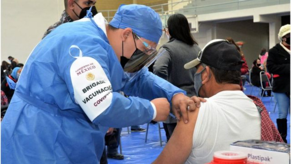 Reconoce AMLO que ha bajado el ritmo de vacunación en el país