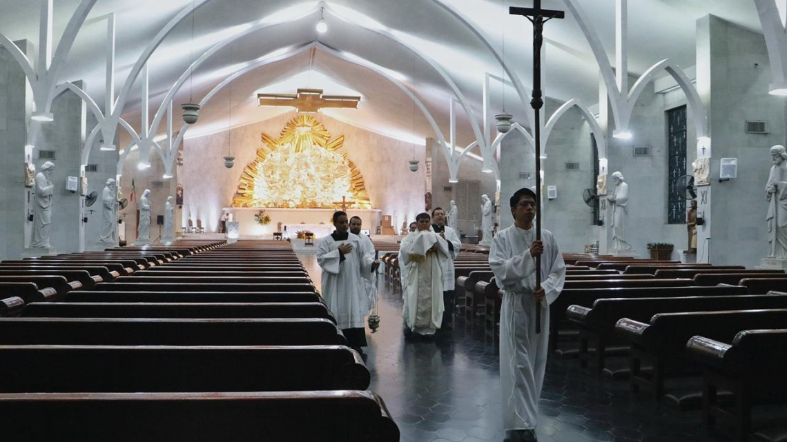 Celebración sin feligreses del Sacremento del Sacerdocio pese a COVID-19 en Nuevo Laredo