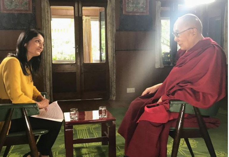 Dalai Lama afirma que si tiene una sucesora debería ser atractiva 