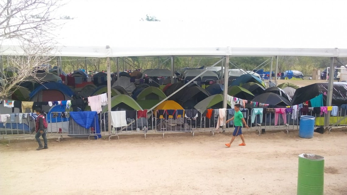 Migrantes dicen que ya no se les ha pedido que se muevan de la plaza del puente